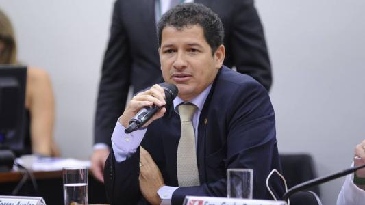Governador do DF suspende férias de secretário de segurança para ele voltar a tempo do 7 de Setembro.