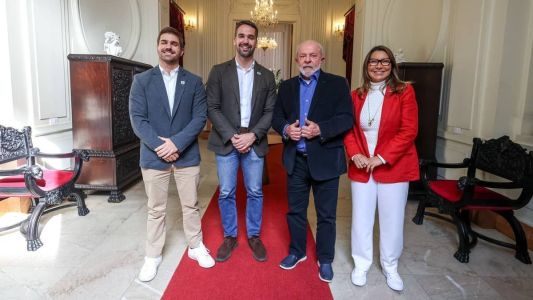 Governador Eduardo Leite e o namorado Thalis Bolzan recebem o presidente Lula e a primeira-dama Janja no Palácio do Piratini