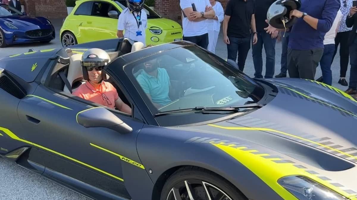 Zema testa carros elétricos em pista da Stellantis e recebe visita da filha na Itália