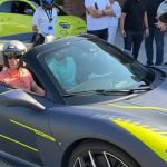 Zema testa carros elétricos em pista da Stellantis e recebe visita da filha na Itália