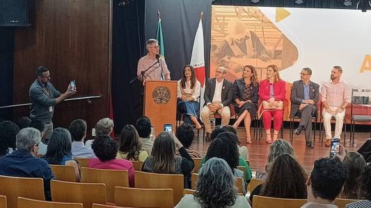 Governador Romeu Zema anunciou nesta quinta-feira (18) investimentos em bibliotecas públicas e escolas estaduais