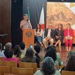 Zema anuncia investimentos em bibliotecas e escolas, mas não fala de reajuste a professores