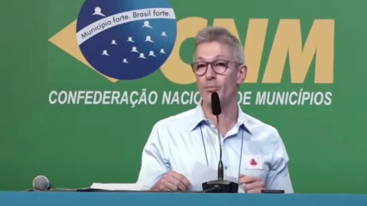 Zema: 'Falar sobre o social é muito fácil, precisa de um microfone e uma boca. Pagar o social é outra história' 