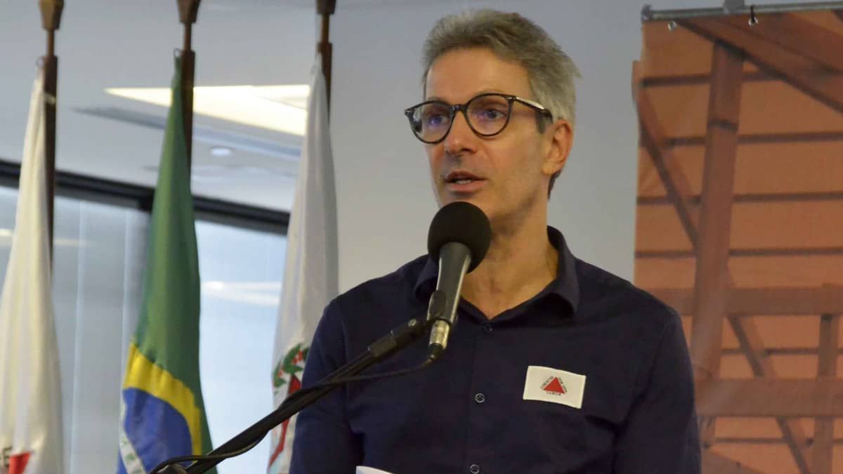 Zema estima gasto de R$ 2,3 bilhões com reajuste no salário dos professores em 2023