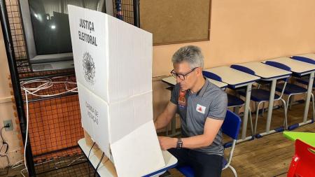 Governador Romeu Zema (Novo) vota em Araxá
