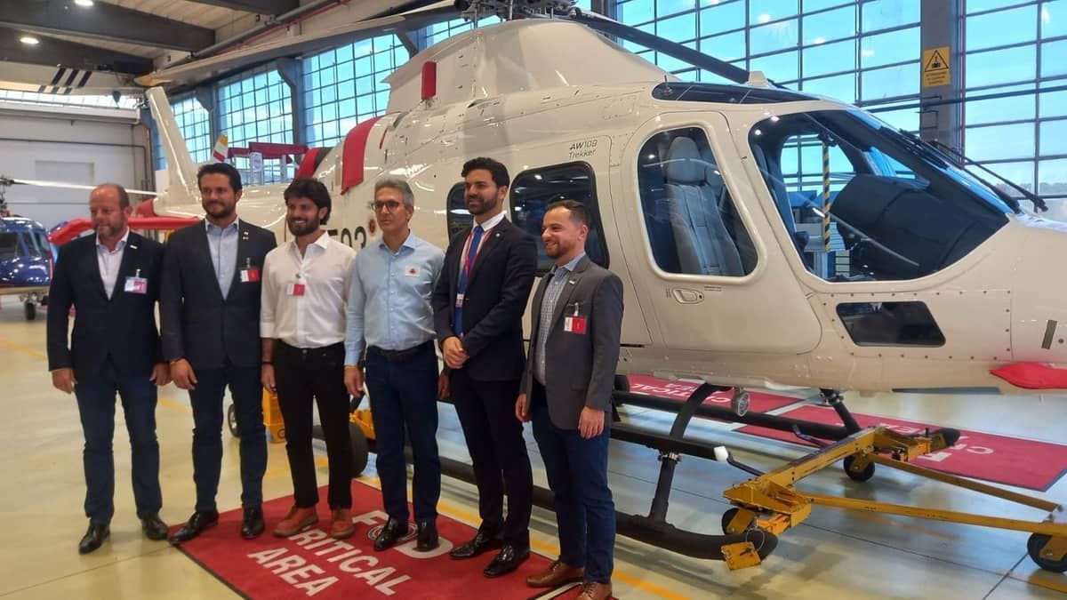 Zema visita empresa que produz helicópteros para os bombeiros e blindados para o Exército