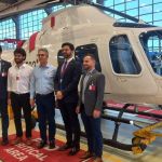 Zema visita empresa que produz helicópteros para os bombeiros e blindados para o Exército