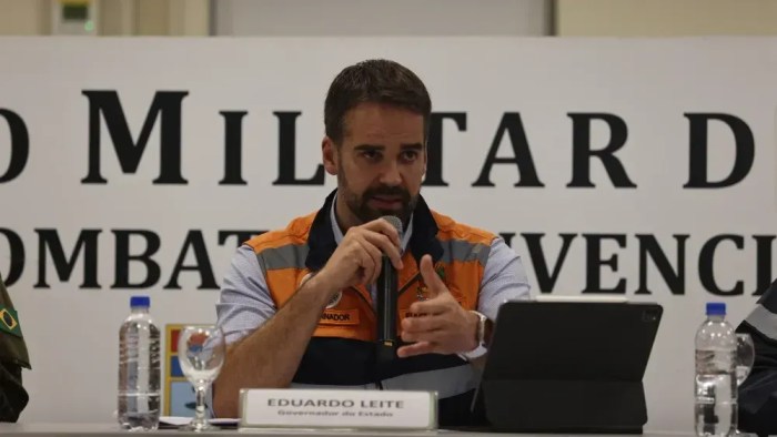O governador Eduardo Leite (PSDB-RS) em coletiva nesta sexta (3).
