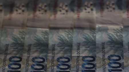 Governo anuncia antecipação do 13º para 30 milhões de beneficiários.