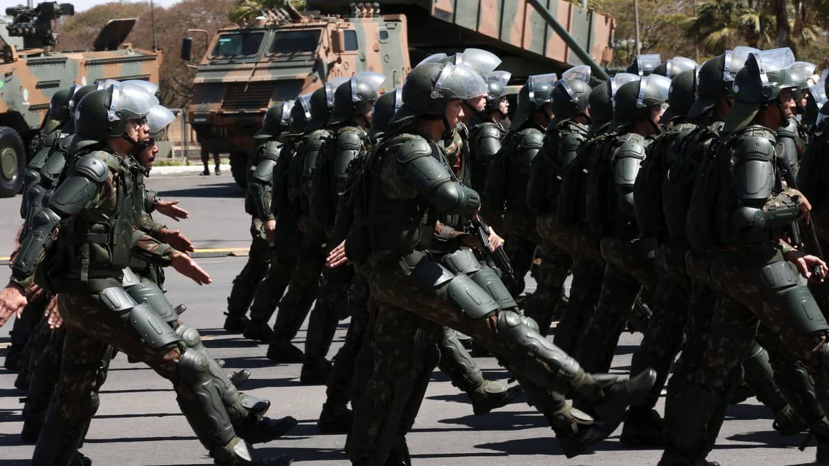 Governo corre para aprovar proposta que veda militares na política a tempo das eleições de 2024