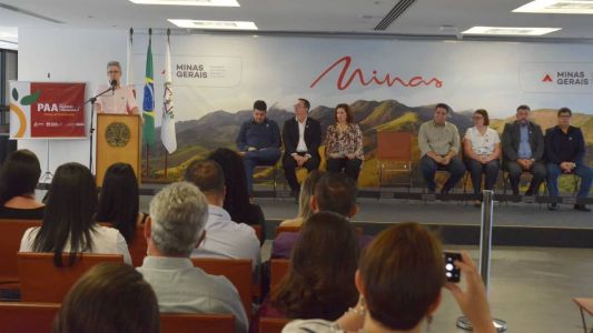 Governo de Minas lançou programa que prevê distribuição gratuita de leite em cidades mineiras