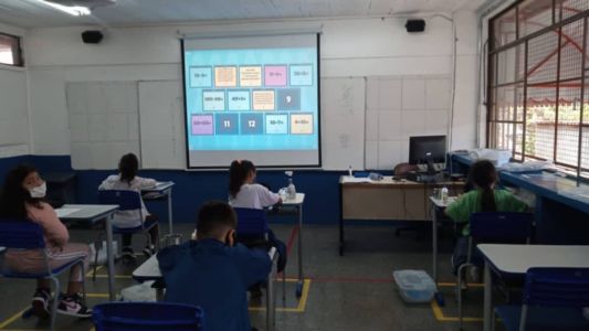 Governo de SP recua e diz que vai oferecer livros também impressos para alunos.