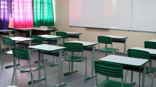 Governo de SP volta atrás e diz que vai usar livros didáticos físicos do MEC.