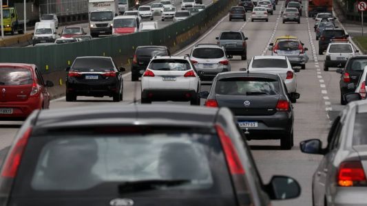Governo federal anuncia intenção de reduzir preço dos 'carros populares', mas enfrenta desafios na economia