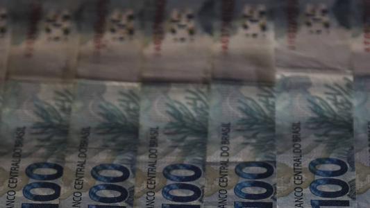 Governo federal registra superávit de R$ 15,6 bi em abril, queda de 46% na comparação com mesmo mês de 2022.