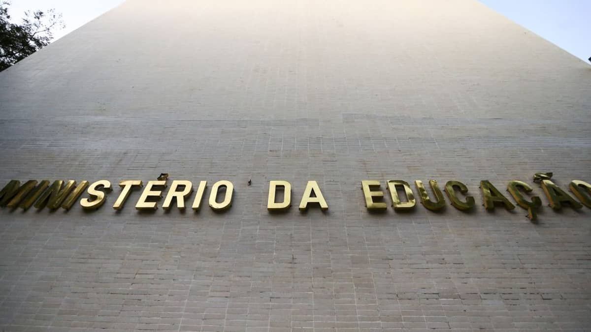 Governo Lula bloqueia R$ 332 milhões destinados para a educação