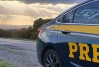 Carreta com sucata tomba em trecho da BR-040 no Campo das Vertentes