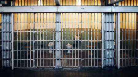 Governo quer instalar câmeras em policiais penais para combater tortura em presídios.