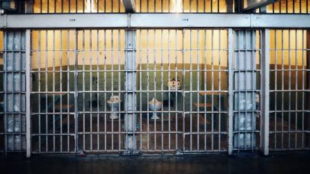 Governo quer instalar câmeras em policiais penais para combater tortura em presídios.