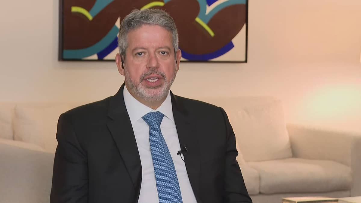 Governo vai ter participação mais efetiva para construção de base, diz Lira após café com Lula
