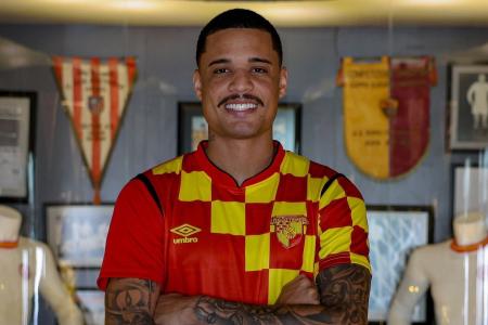 Janderson posa com a camisa do Göztepe, da Turquia