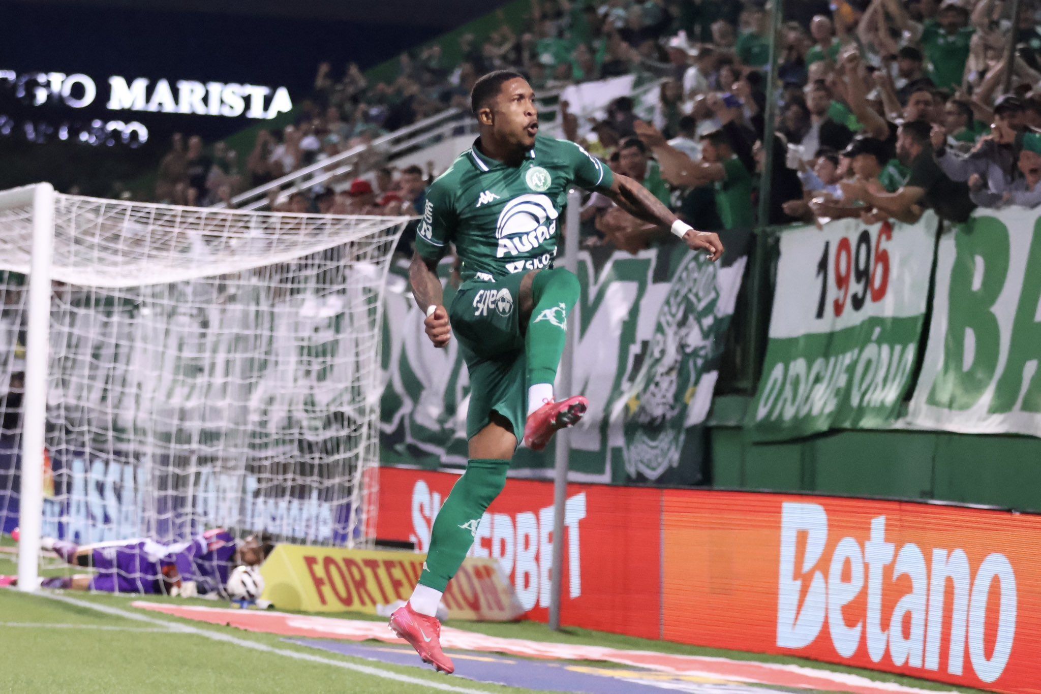 Athletic perde para Chapecoense e segue sem pontuar na Série B