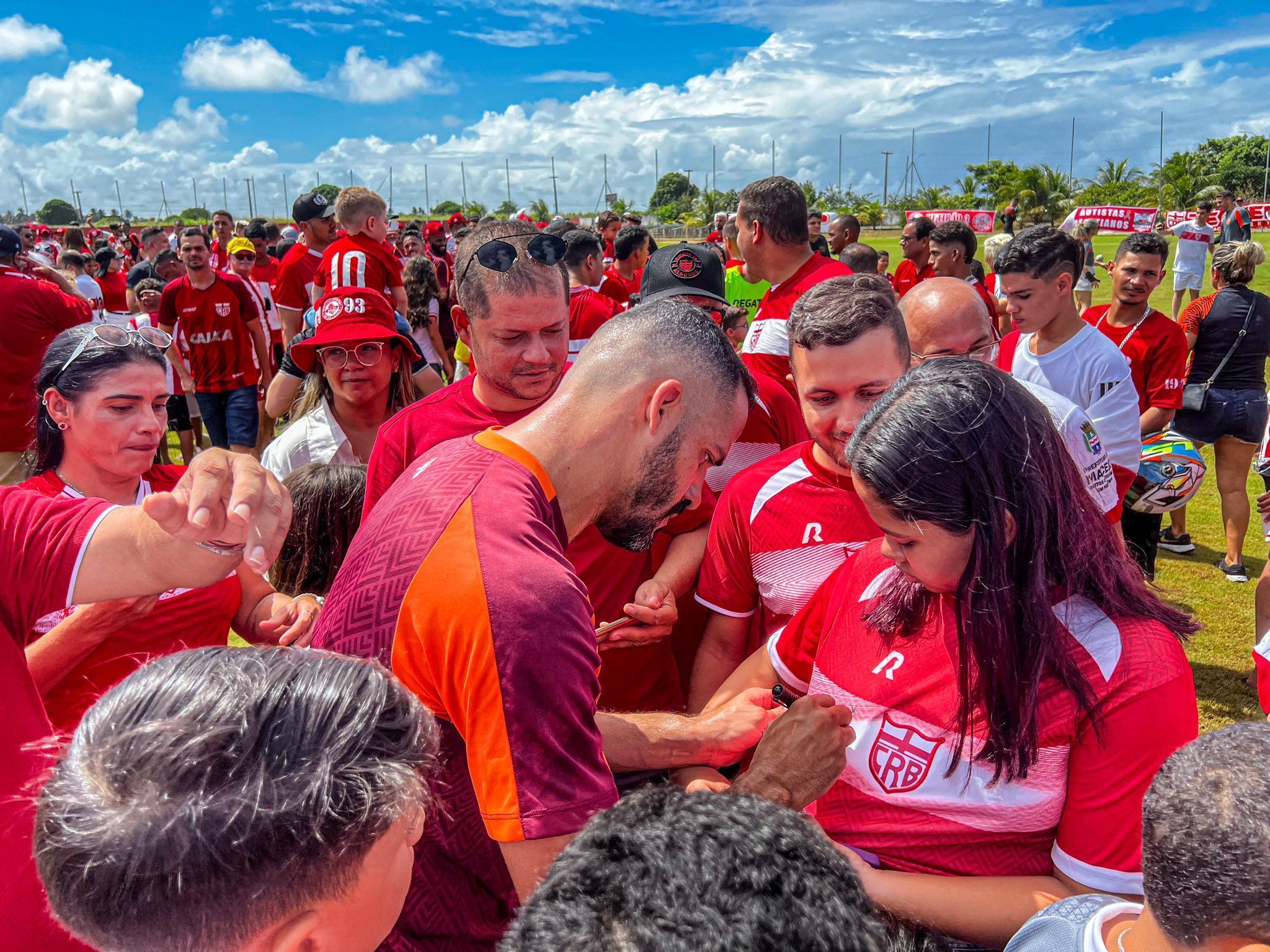 CRB recebe apoio de torcedores em treino na véspera da final do Nordestão