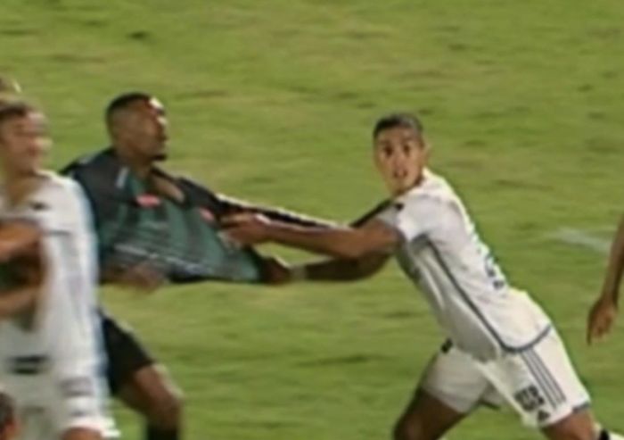 Lance que gerou reclamação por parte do Maringá, que pediu pênalti após puxão de camisa do atacante Cuello, do Atlético