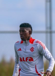 Vitão é titular na zaga do Internacional