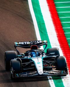 Mercedes em ação durante GP da Emília-Romagna de 2024
