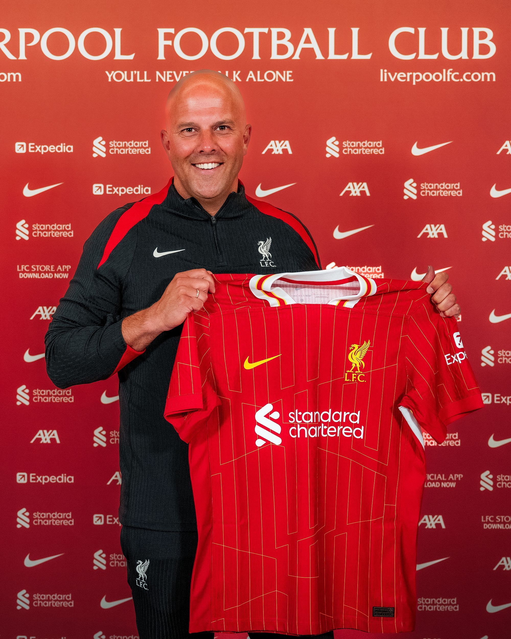 Novo treinador do Liverpool é apresentado e faz promessa à torcida