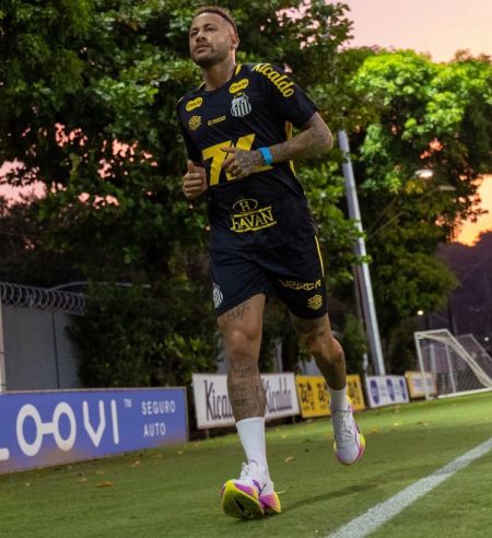 Neymar avança em recuperação de lesão na coxa.jpg