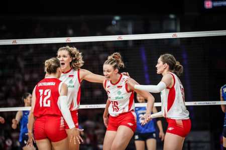 Jogadoras da Polônia comemoram ponto marcado em jogo diante do Japão