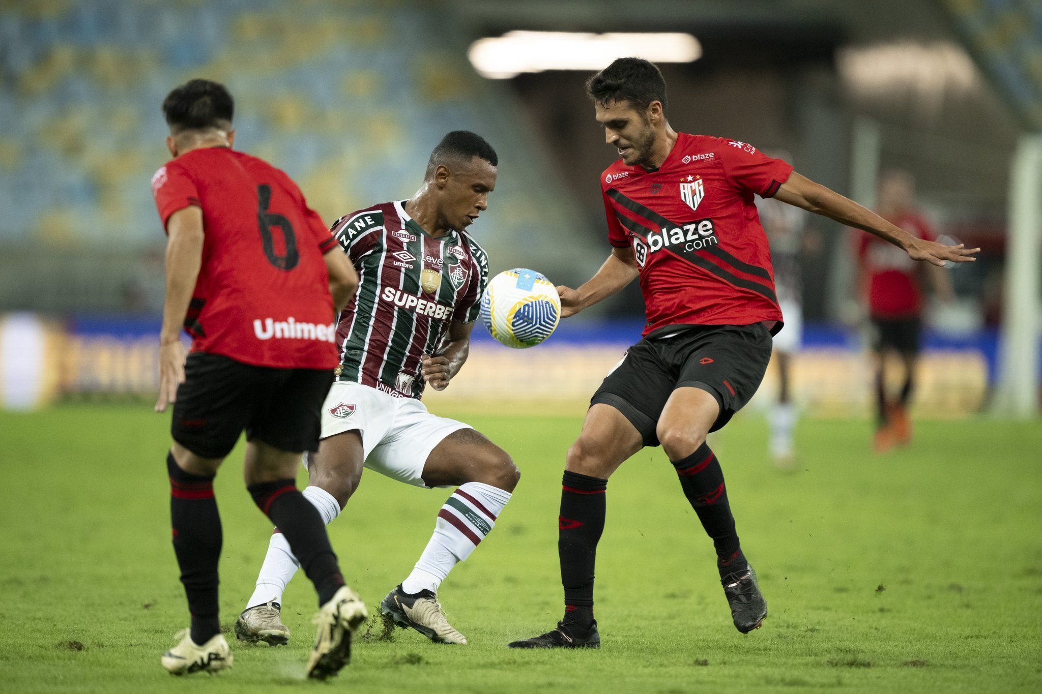 Atlético-GO marca no último lance e vence o Fluminense de virada pelo Brasileirão