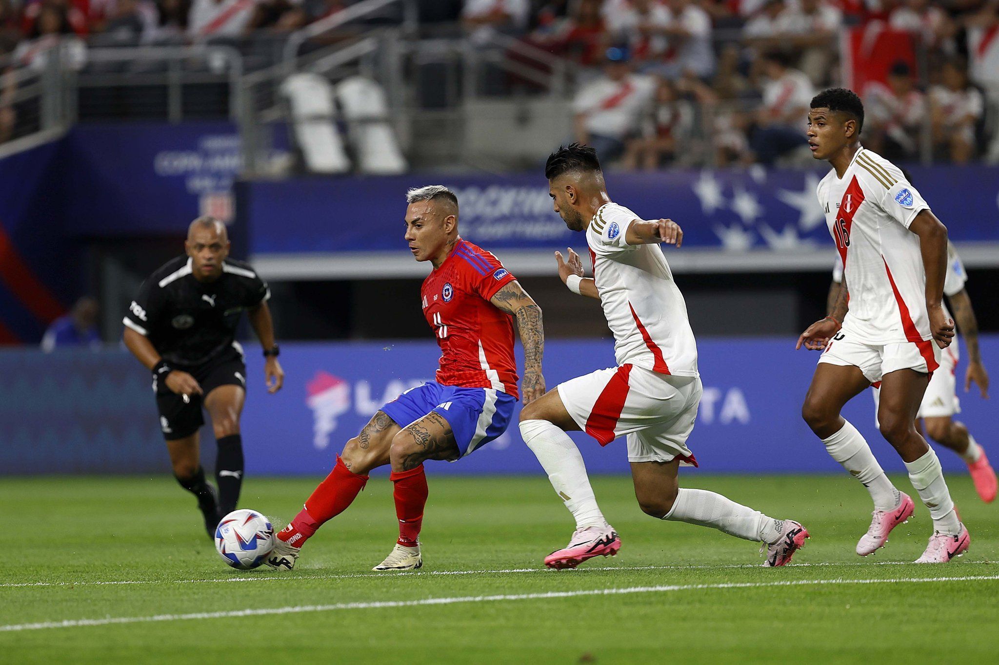 Com Vargas, do Atlético, Chile se prepara para enfrentar o Brasil pelas Eliminatórias