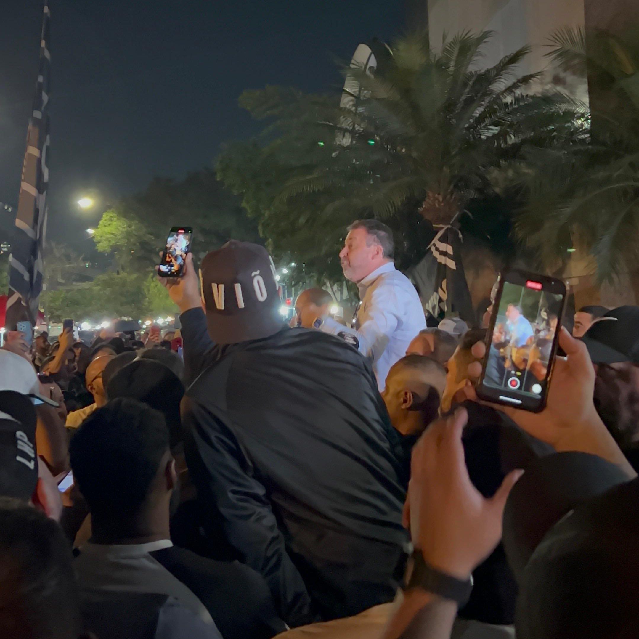 Torcedores do Corinthians fazem ato de protesto, e presidente promete quatro reforços