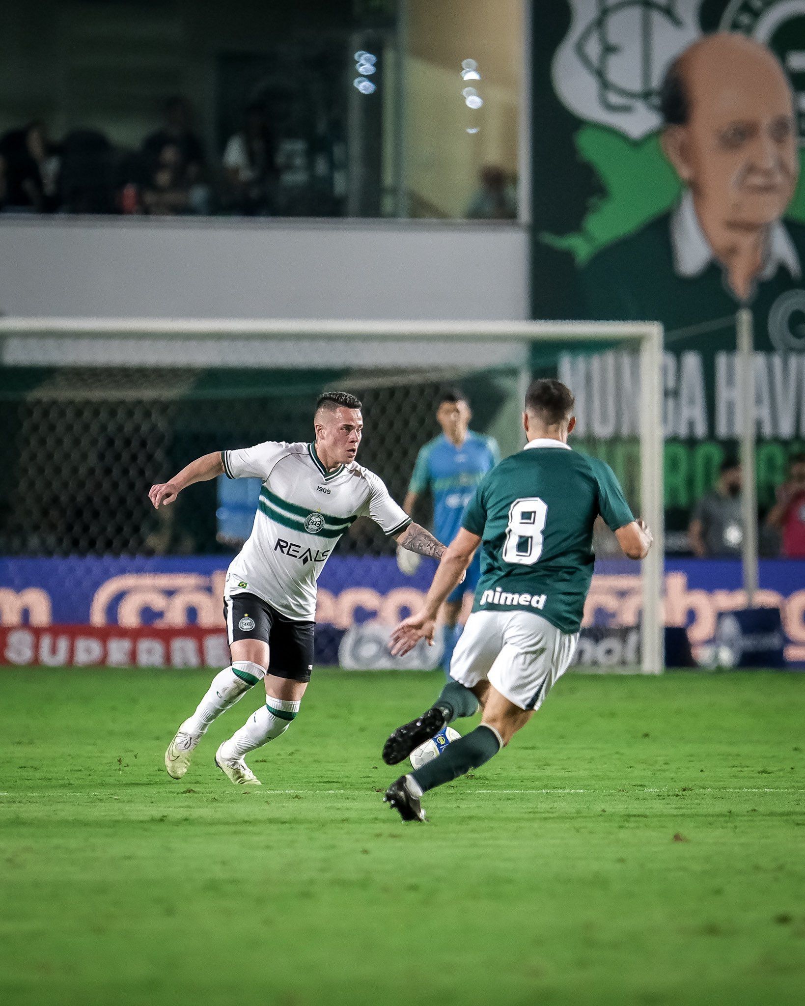 Goiás empata com Coritiba pela Série B em jogo com polêmica de arbitragem