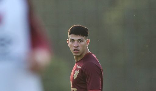 Esquivel é o titular da lateral esquerda do Athletico-PR