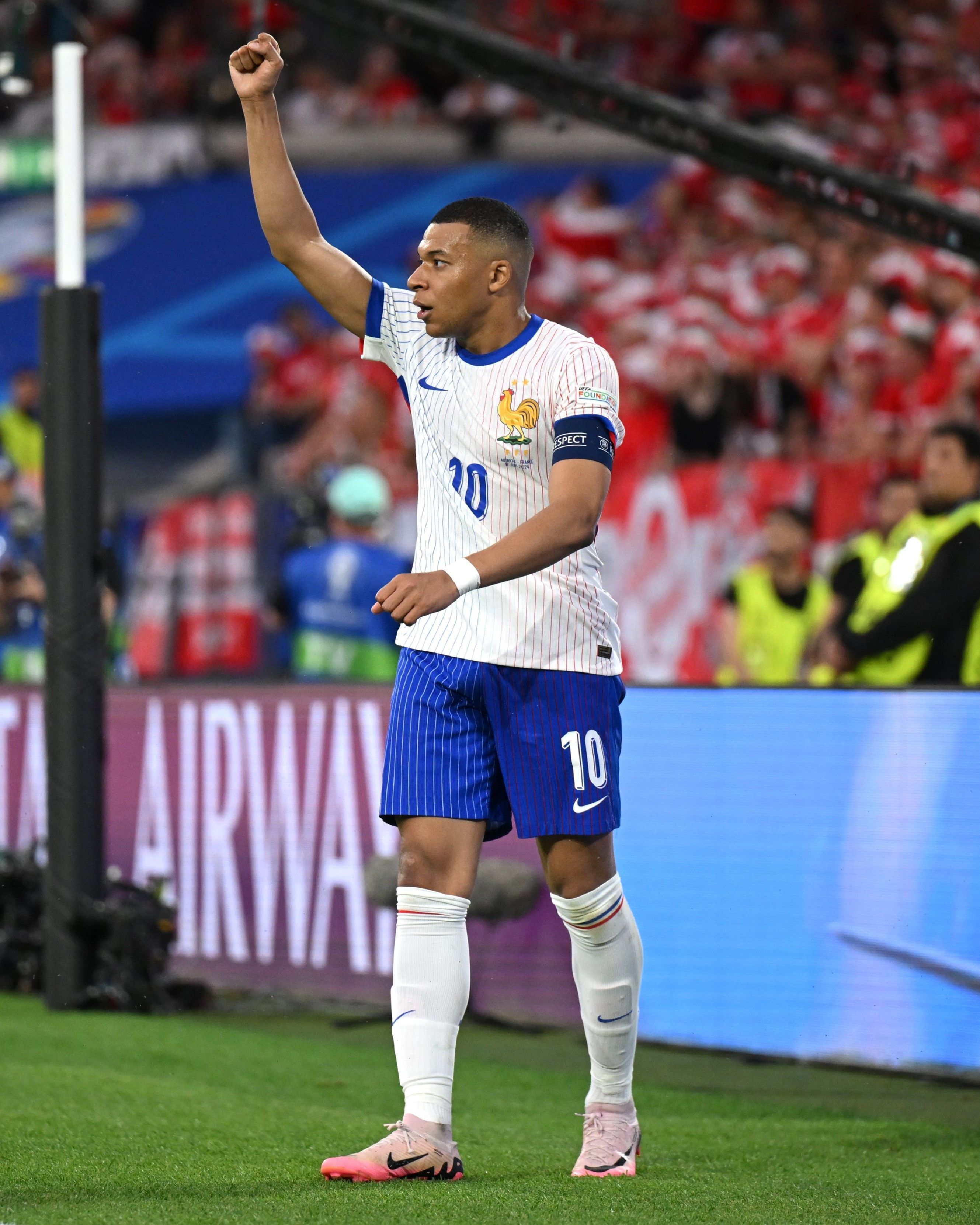 Zagueiro da Seleção Francesa atualiza situação médica de Mbappé