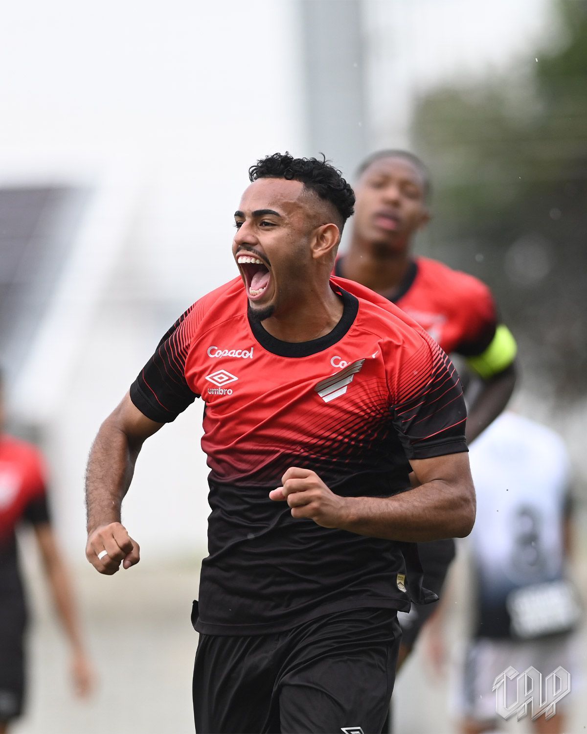 Athletico-PR goleia Corinthians e assume liderança no Brasileiro Sub-20