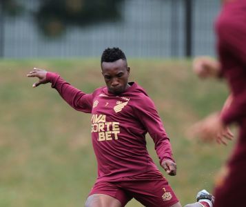 Velasco puxa 'fila' de saídas do Athletico-PR