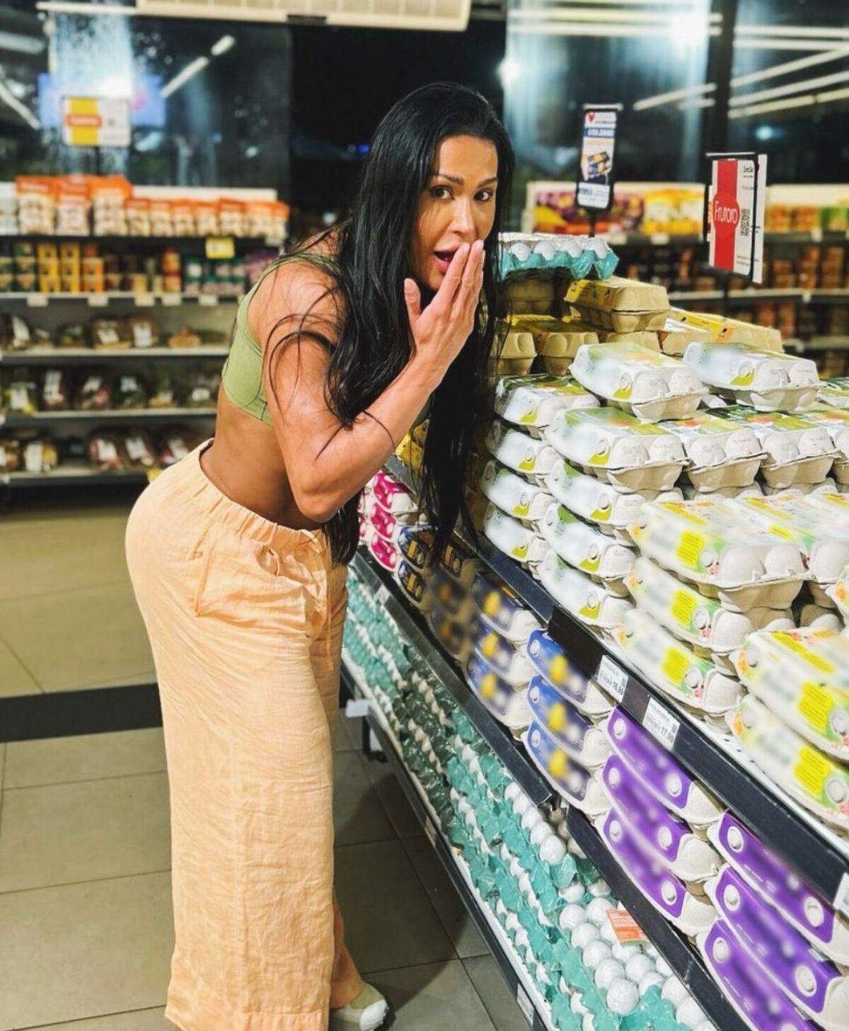 Ex-BBB Gracyanne Barbosa se posiciona sobre alta no preço do ovo: 'Chocada'