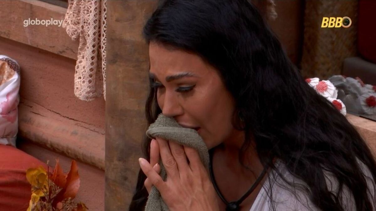 Chorando, Gracyanne Barbosa rebate acusação de furto no BBB 25