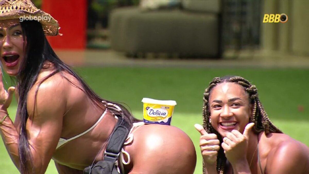 No BBB 25, Gracyanne Barbosa se diverte ao equilibrar objetos no bumbum; veja
