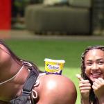 No BBB 25, Gracyanne Barbosa se diverte ao equilibrar objetos no bumbum; veja