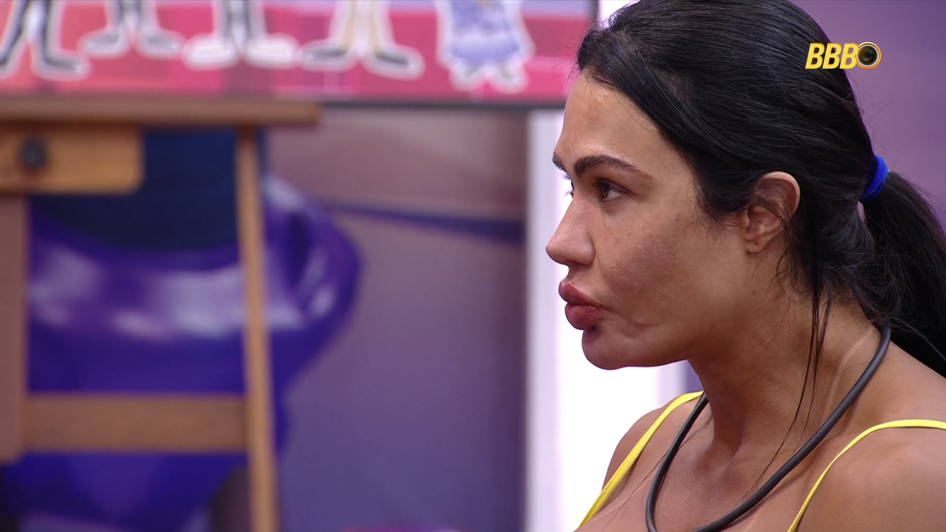 Gracyanne Barbosa devora comida do Quarto Secreto e detalhe na geladeira chama atenção