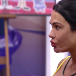 Gracyanne Barbosa devora comida do Quarto Secreto e detalhe na geladeira chama atenção