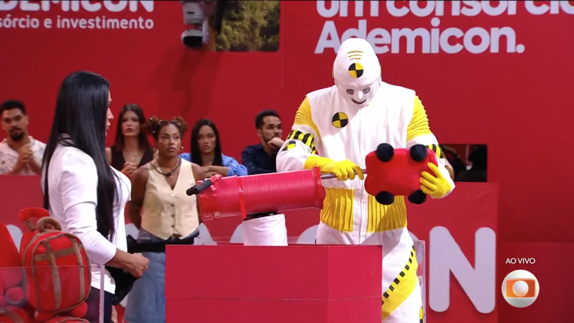 Dummy comete erro na prova 'Bate-Volta' e é alertado por Tadeu Schmidt no BBB 25