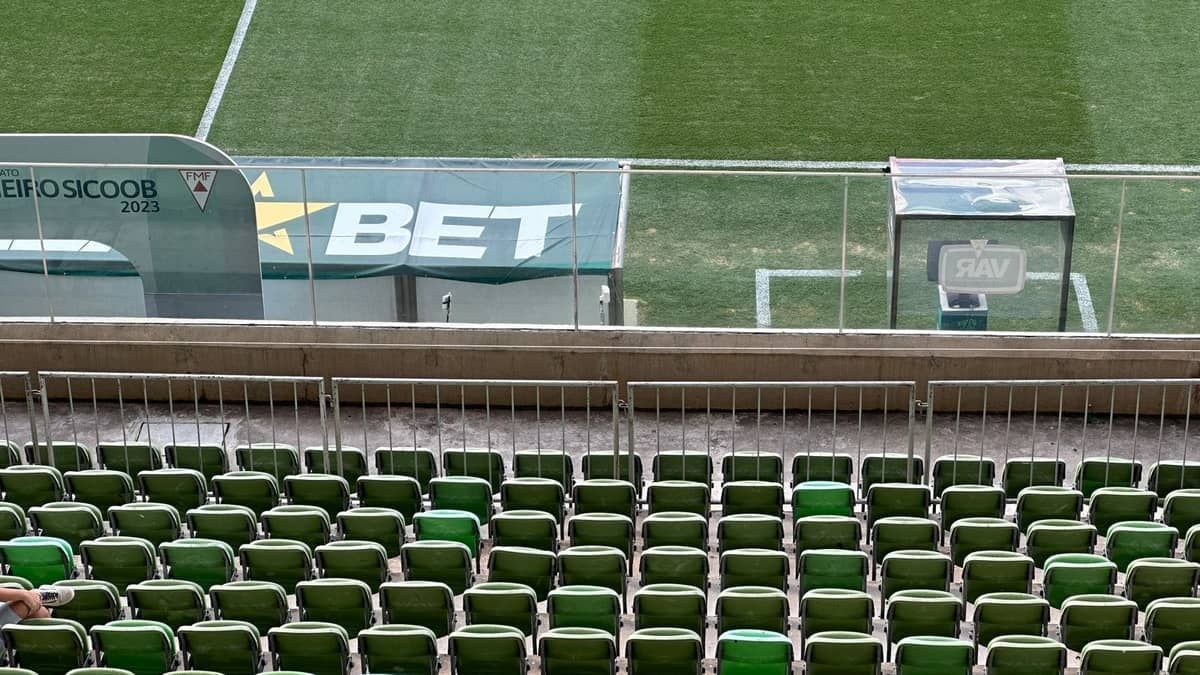 América ‘protege’ banco e cabine do VAR com grade em final com Atlético