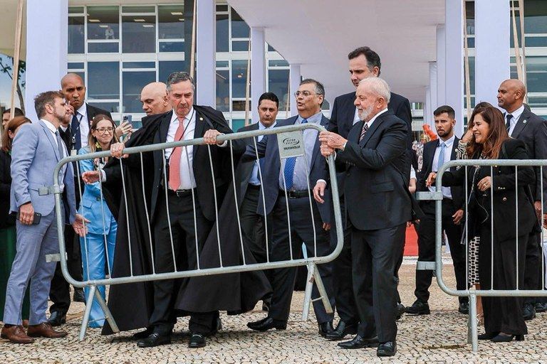 Lula e Barroso retiram grades de proteção do entorno do STF